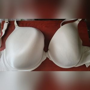 Victoria's Secret lined bra. Cream. 40D
